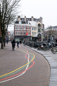 913264 Afbeelding van de gekleurde lijnen over het wegdek van de Neude te Utrecht die de weg moeten wijzen naar de ...